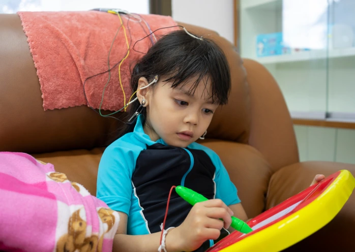 little girl undergoing neurofeedback therapy